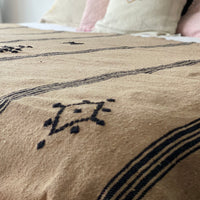 BERBER POM POM BLANKET- ALMOND BROWN