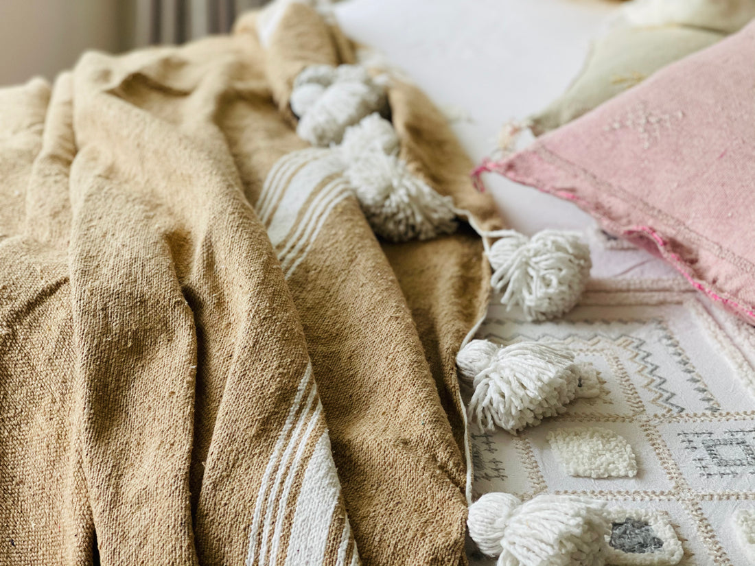 POM POM BLANKET  BEIGE & WHITE STRIPES