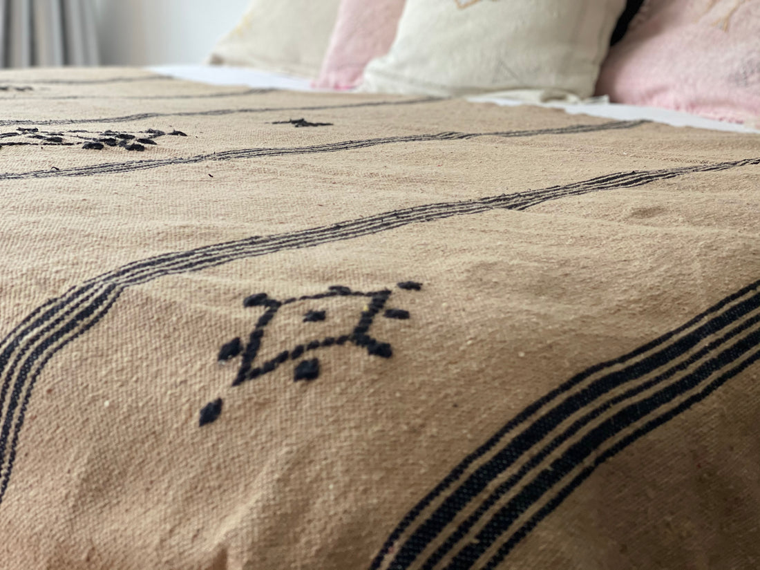 BERBER POM POM BLANKET- ALMOND BROWN