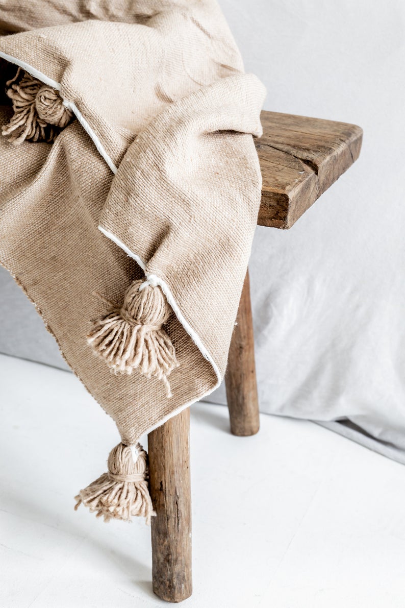 BERBER POM POM BLANKET - LATTE