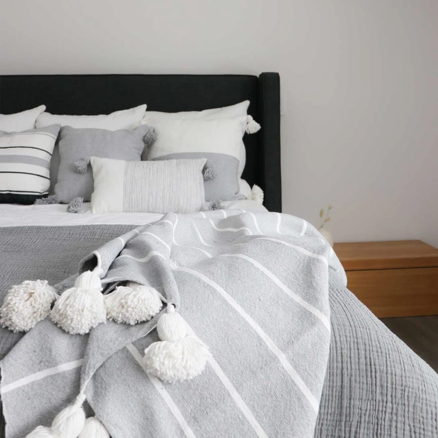 POM POM BLANKET GREY & WHITE