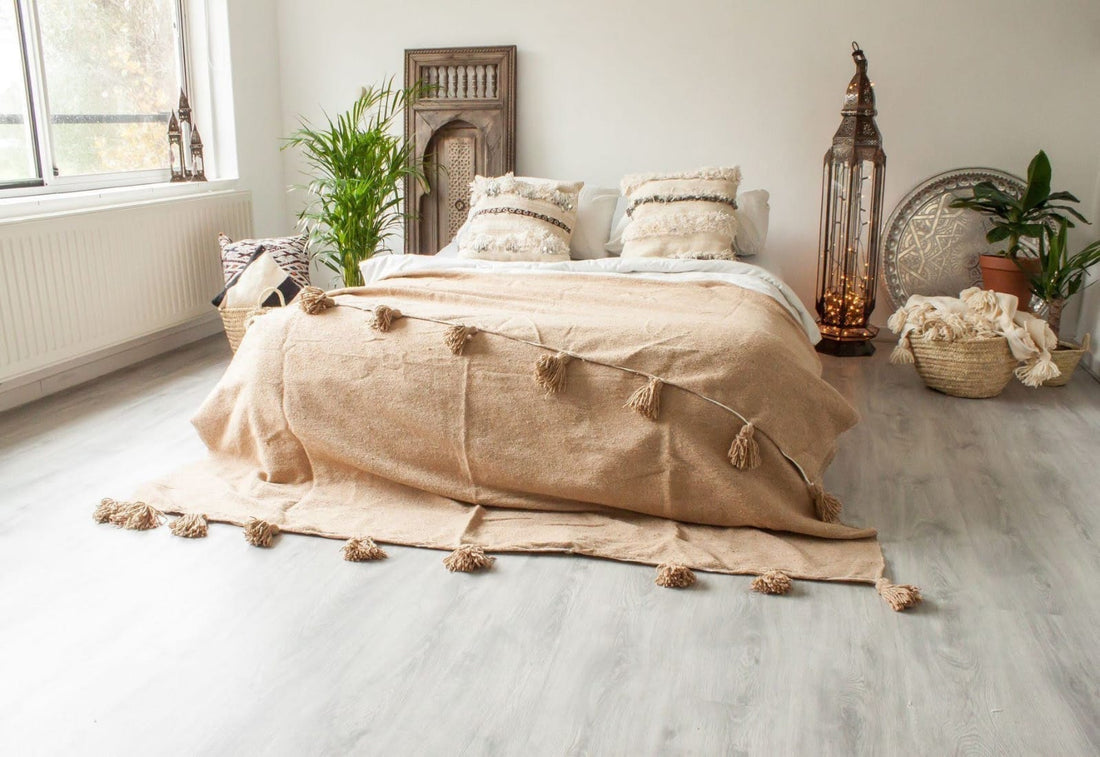 BERBER POM POM BLANKET - LATTE