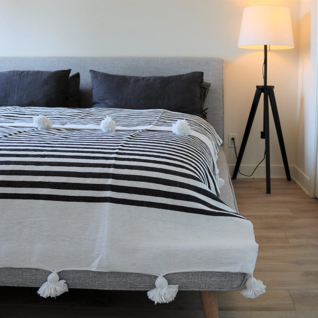POM POM BLANKET BLACK & WHITE