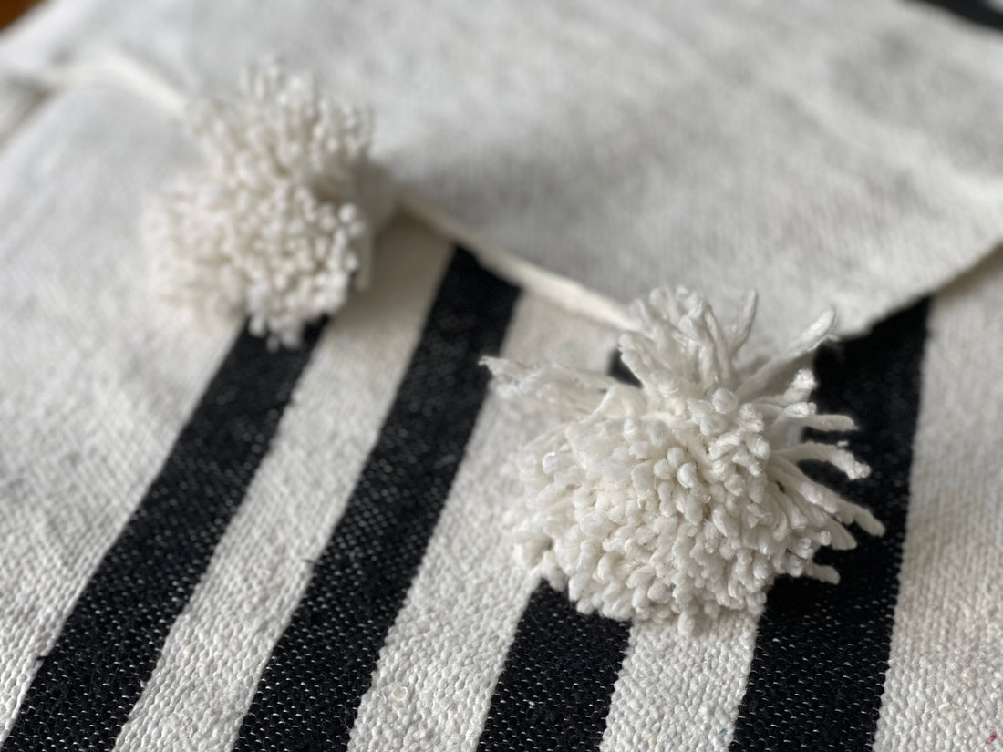 POM POM BLANKET BLACK & WHITE